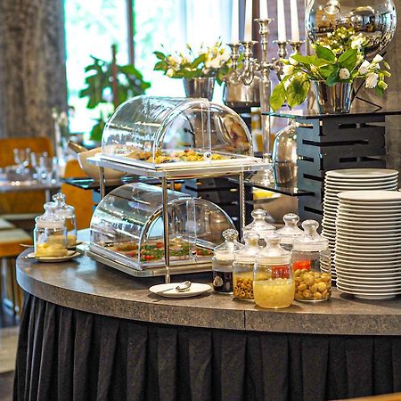 Willa Port Острода Екстериор снимка A buffet at a hotel