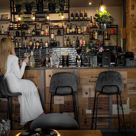 Willa Port Острода Екстериор снимка A woman sitting at a bar