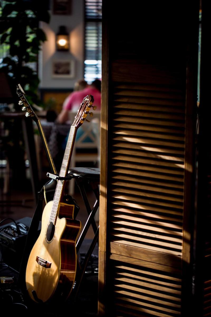 Willa Port Острода Екстериор снимка A guitar in a stand