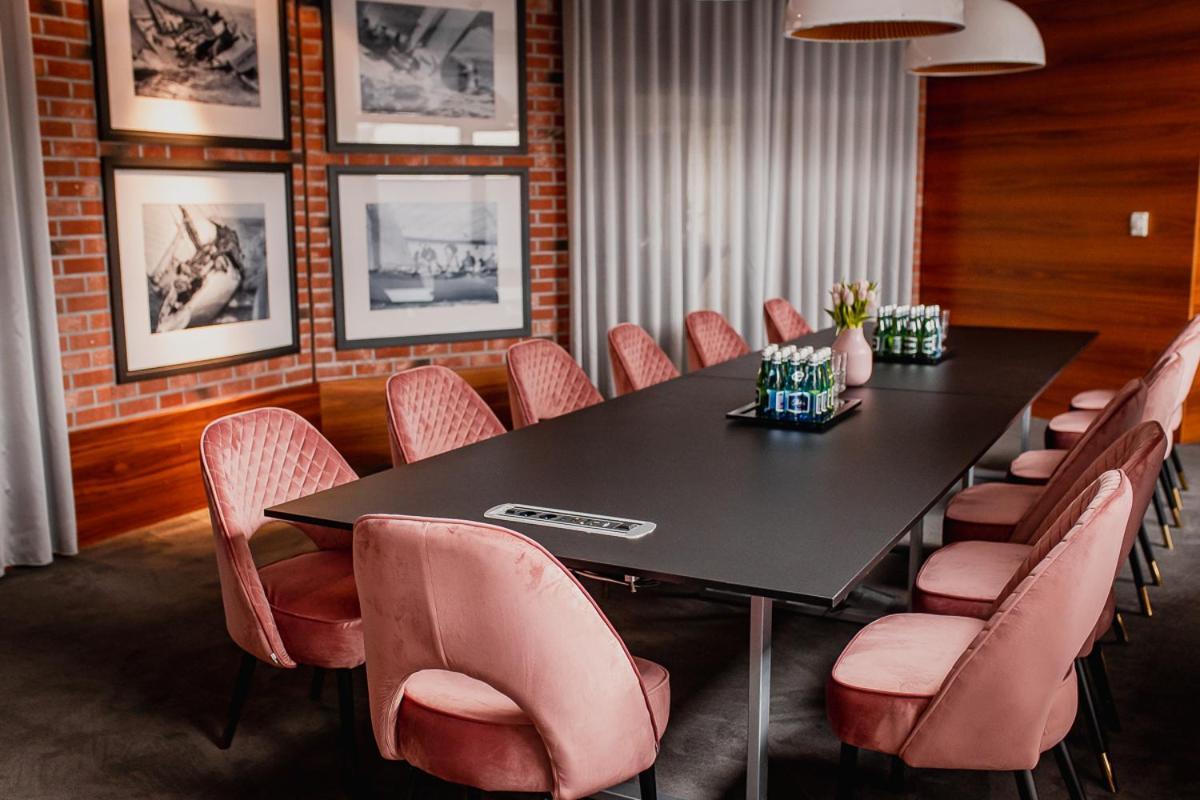 Willa Port Острода Екстериор снимка The boardroom at the 1960s building