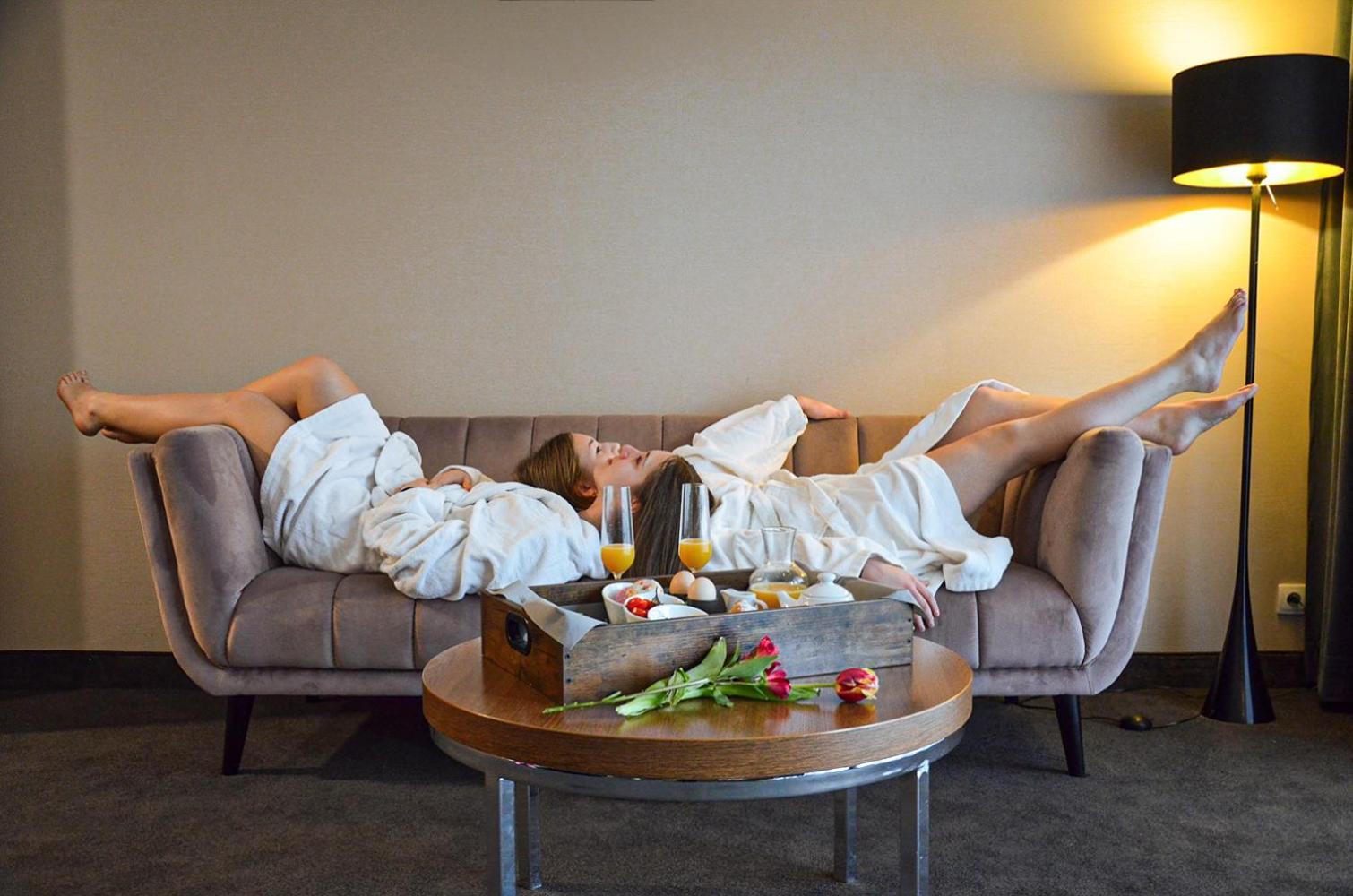 Willa Port Острода Екстериор снимка A woman relaxing at a spa