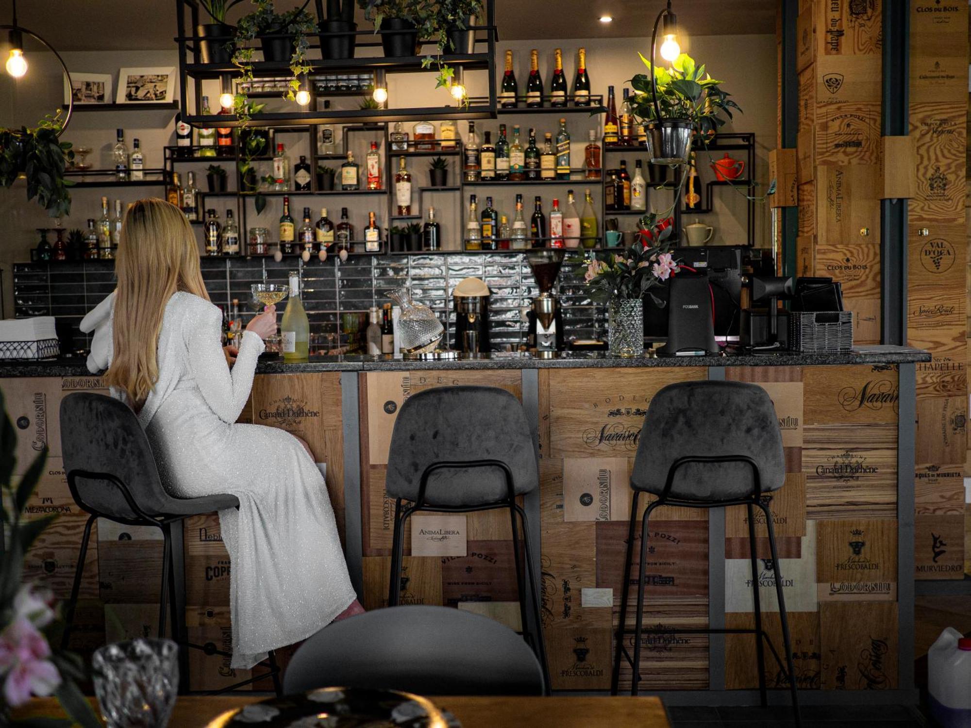 Willa Port Острода Екстериор снимка A woman sitting at a bar