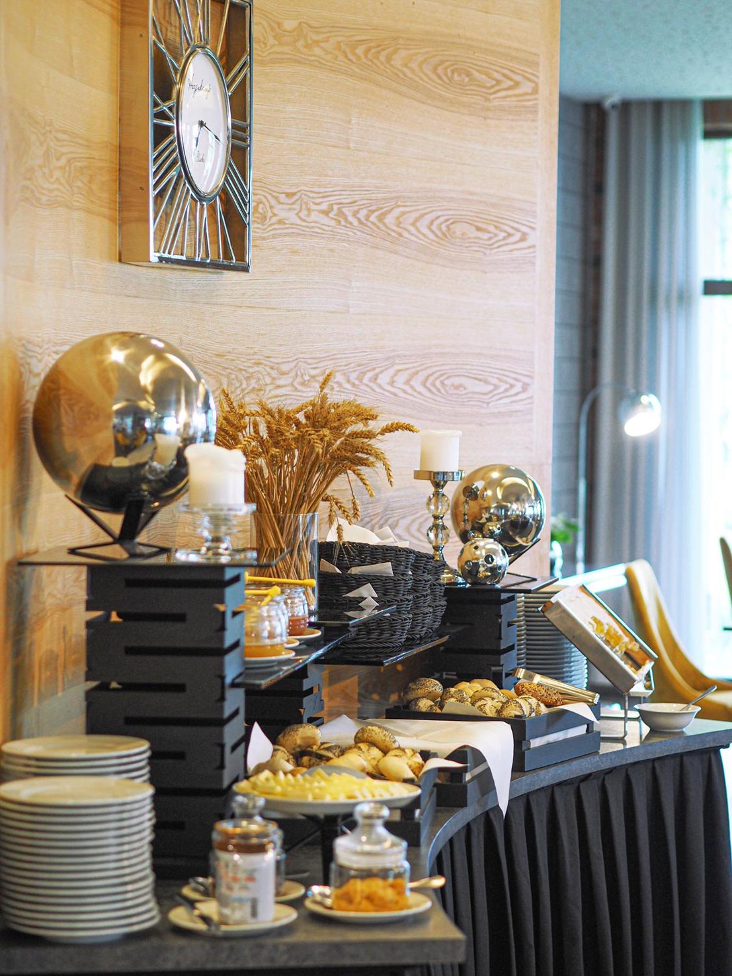 Willa Port Острода Екстериор снимка A buffet at a hotel