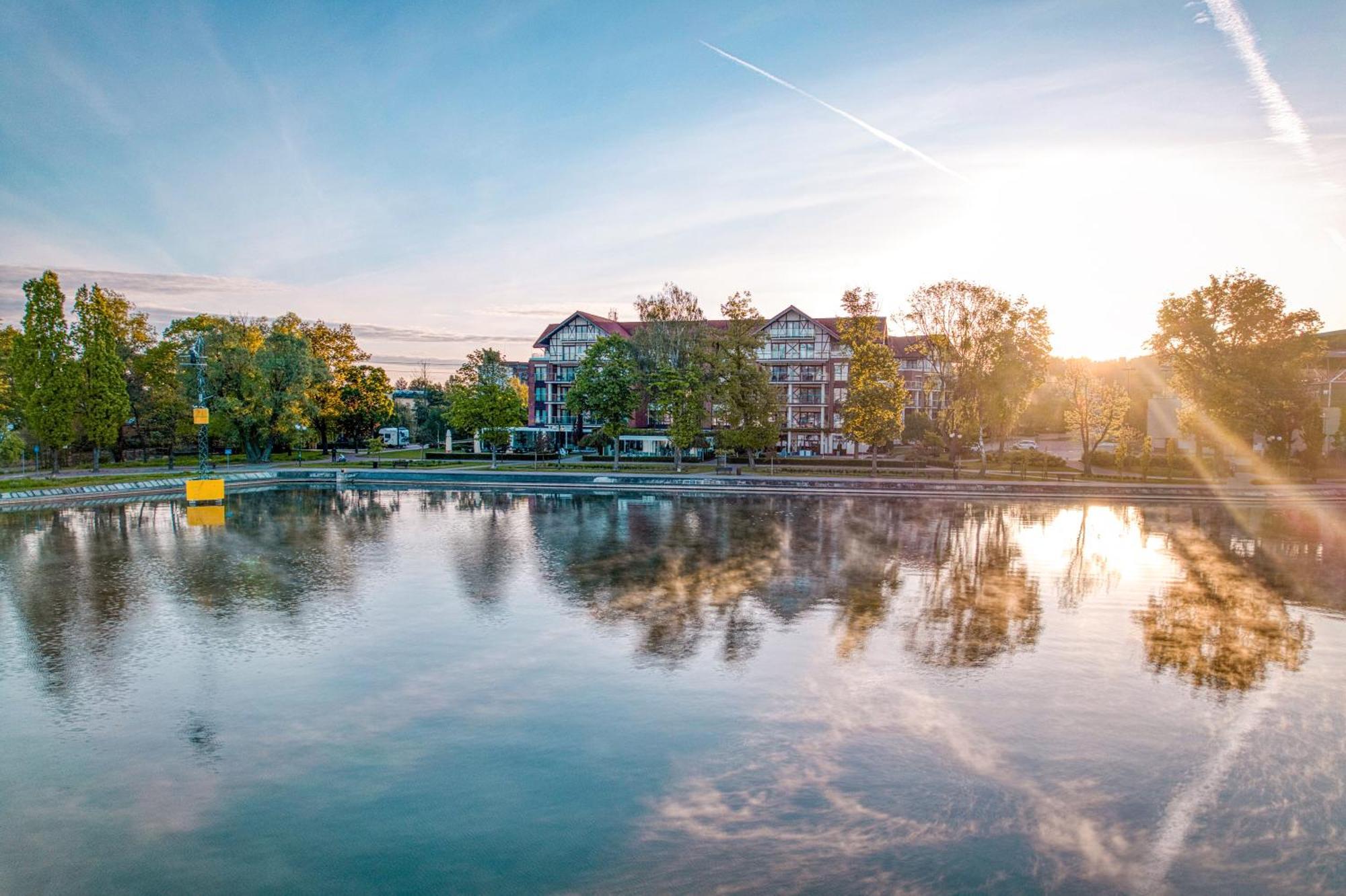 Willa Port Острода Екстериор снимка The lake at the campus of the University of Applied Sciences and Medical University of Southern Tyrol